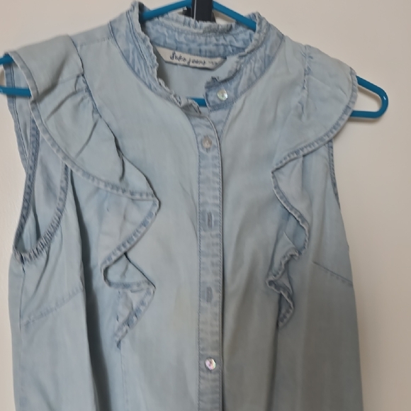 Light Blue Ruffled Sleeveless Top - Picture 3 of 5